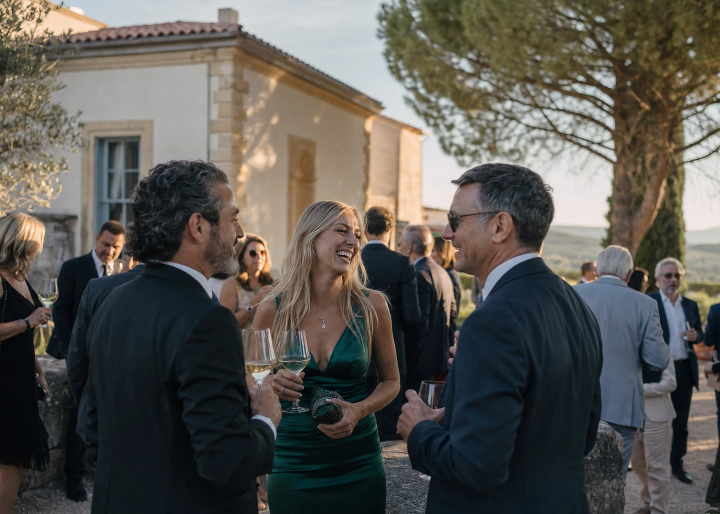 Escena ilustrativa de un evento al aire libre cerca de Carcasona, invitados, entorno de piedra, luz vespertina.
